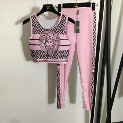 Abbigliamento fitness con pantaloni rosa in due pezzi